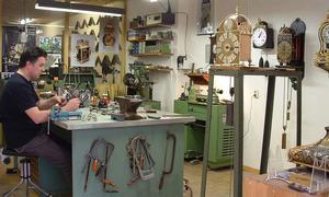 Our workshop. Al onze antieke klokken zijn door ons zelf perfect gerestaureerd.