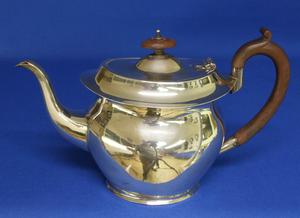 A very nice English Silver Tea Pot, Birmingham 1925, height 16 cm, in very good condition. Price 550 euro reduced to 395 euro