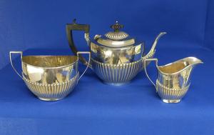 A very nice English Silver Tea Set (Three Pieces), Birmingham 1936, height teapot 15 cm, in very good condition. Price 1.200  euro reduced to 900 euro