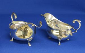 A very nice Pair of English Silver Sauce or Gravy Boats, Sheffield 1927/1929, height 8.5 cm, in very good condition. Price 550 euro reduced to 395 euro
