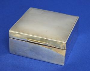 A very nice English Silver Sigaret Box, London 1931, length 9 cm, in very good condition. Price 210 euro reduced to 170 euro