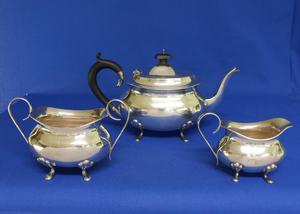 A very nice English Silver Tea Set (Three Pieces) Birmingham 1927/1930, height 15 cm, in very good condition. Price 1.100 euro reduced to 895 euro
