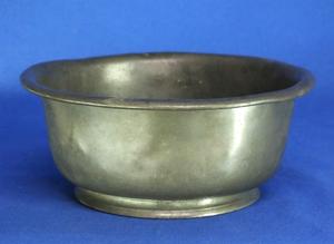 A very nice 19th Century English Pewter Scale/Bowl, wide 17 cm. Price 50 euro