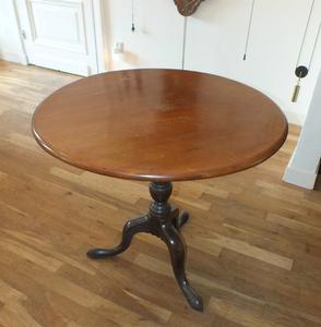 A very nice antique 19th Century English Mahogany Till Top Table, heigth 72 cm, wide 75 cm. Price 950 euro