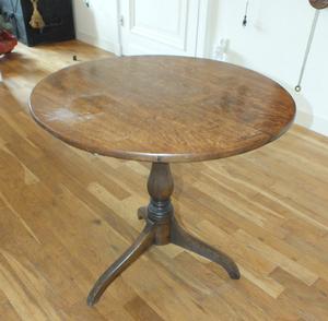 A very nice antique English Oak Till Top Table, heigth 66 cm, wide 64 cm. Price 950 euro