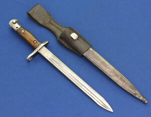 A British Model 1907 shortened Bayonet, complete with frog, length 36,5 cm, in good condition. Price 125 euro