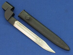 A British No9 MKI Bayonet made 1954 for Enfield No4 Rifle. Length 27,5 cm. In very good condition. 