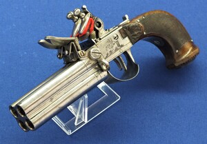 A fine and rare antique 18th century French 4 barreled Tap-Action Box-Lock Flintlock pistol with thumpiece safety catch. Caliber 10mm, length 22cm. In very good condition. 