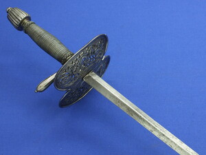 A fine antique 17th century Italian Small Sword. Length 108 cm. In very good condition. Price 5.150 euro