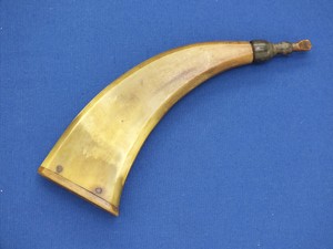 A fine antique 18th Century Powder Horn, height 24,5 cm, in very good condition. Price 150 euro