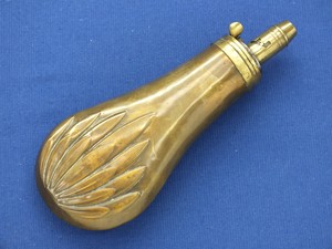 A fine antique 19th Century Embossed English Powder Flask by SYKES, height 19 cm, in very good condition. Price 220 euro