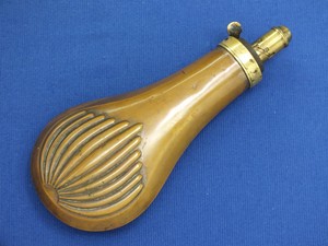 A fine antique 19th Century Embossed Powder Flask, height 20 cm, in very good condition. Price 185 euro