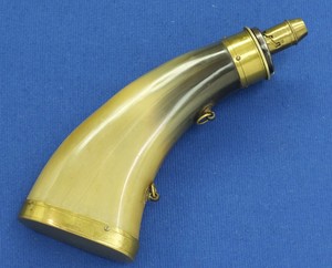 A fine antique 19th century green horn Powder Flask with Brass Mounts, height 20,5 cm. In near mint condition. Price 225 euro