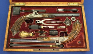 A fine antique 19th century Liege cased pair of percussion pistols by J.B. Ronge Fils a Liege (1830-1850). Caliber 12 mm, length 43 cm. In very good condition. 