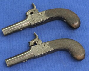 A fine antique 19th century pair of English boxlock percussion pocket pistols with folding triggers. Caliber 11 mm, length 16,5 cm. In very good condition. Price 1500 euro