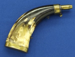 A fine antique 19th century Powder Horn with Brass Mounts, length 21,5 cm. In very good condition. Price 220 euro