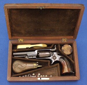 A fine antique American Cased Colt Model 1855 Root Model 2 Sidehammer Pocket Percussion Revolver, 5 shot, .28 caliber, 3 1/2 inch octagon barrel, in very good condition. Price 4.350 euro