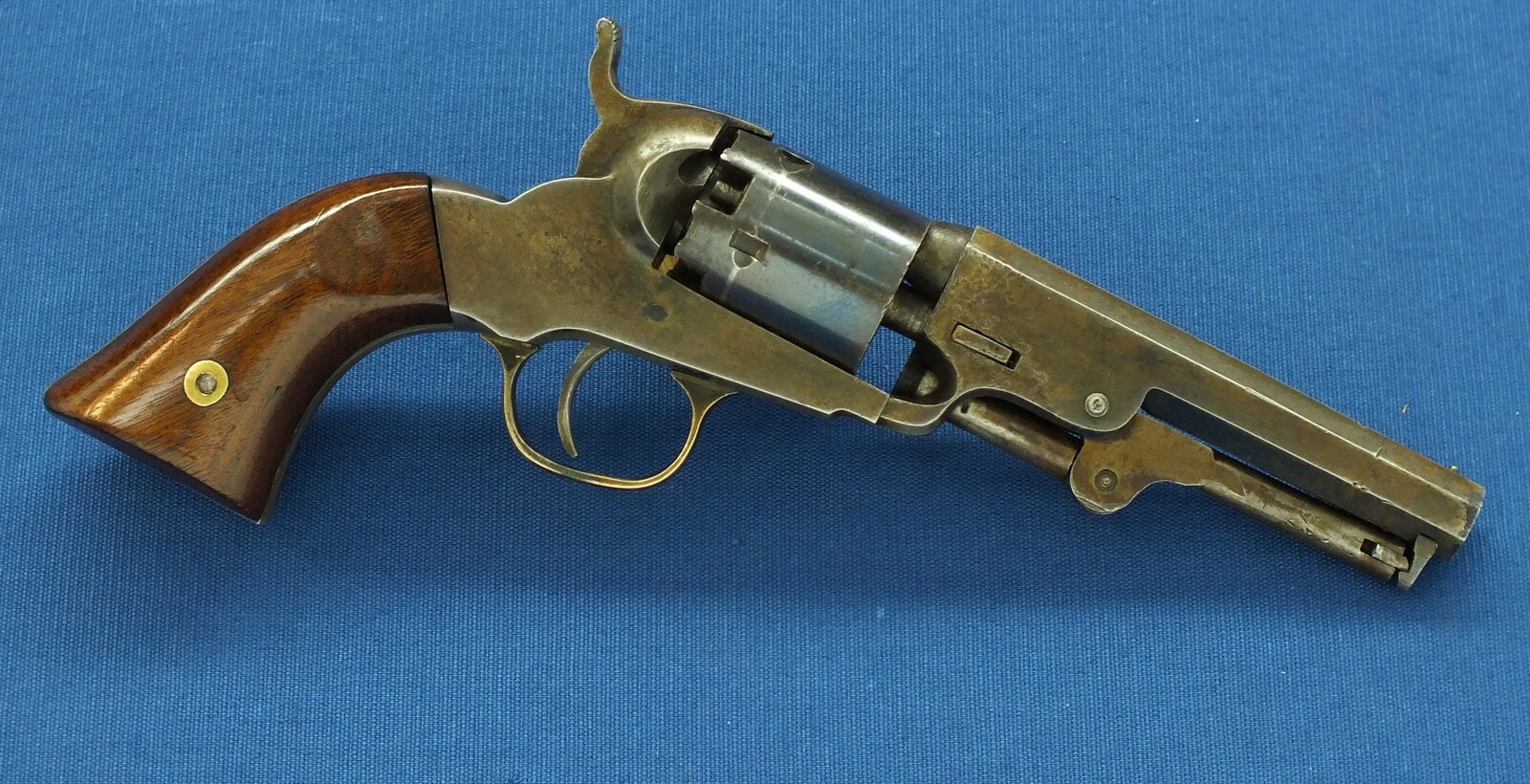 A fine antique American Nepperhan Fire Arms Co. 5 shot percussion Pocket Revolver. Caliber 31, 41/4 inch barrel. Length 25cm. In very good condition. Price 1.450 euro.