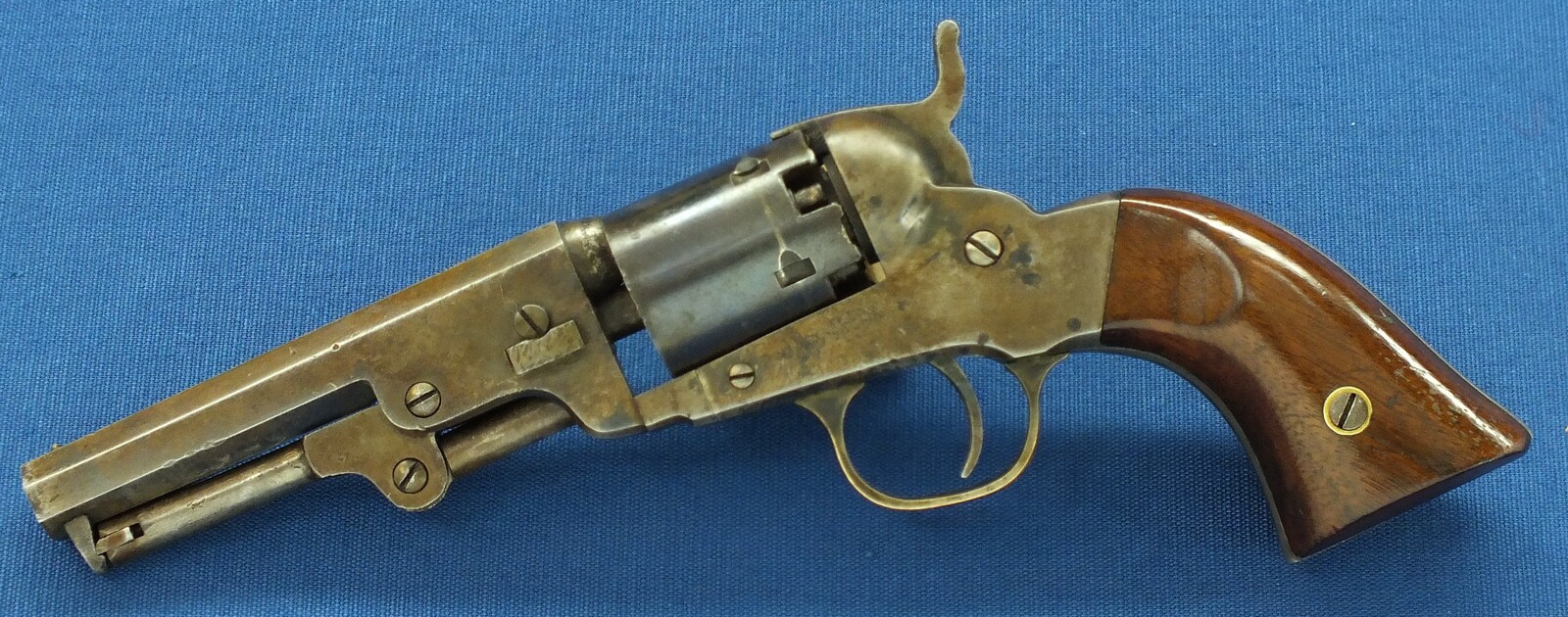 A fine antique American Nepperhan Fire Arms Co. 5 shot percussion Pocket Revolver. Caliber 31, 41/4 inch barrel. Length 25cm. In very good condition. Price 1.450 euro.