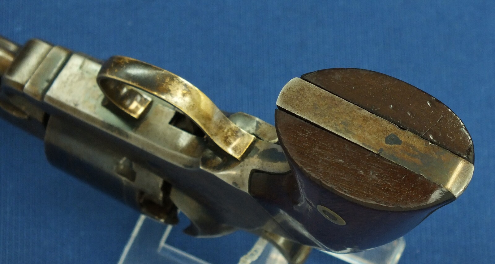 A fine antique American Nepperhan Fire Arms Co. 5 shot percussion Pocket Revolver. Caliber 31, 41/4 inch barrel. Length 25cm. In very good condition. Price 1.450 euro.