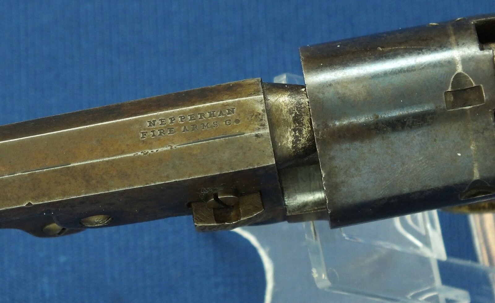 A fine antique American Nepperhan Fire Arms Co. 5 shot percussion Pocket Revolver. Caliber 31, 41/4 inch barrel. Length 25cm. In very good condition. Price 1.450 euro.