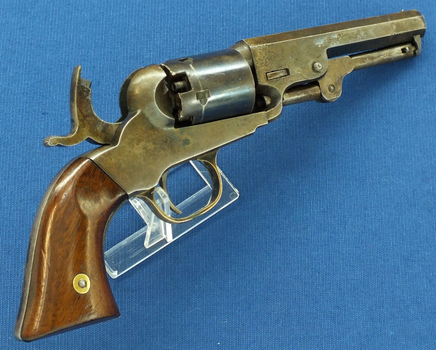 A fine antique American Nepperhan Fire Arms Co. 5 shot percussion Pocket Revolver. Caliber 31, 41/4 inch barrel. Length 25cm. In very good condition. Price 1.450 euro.