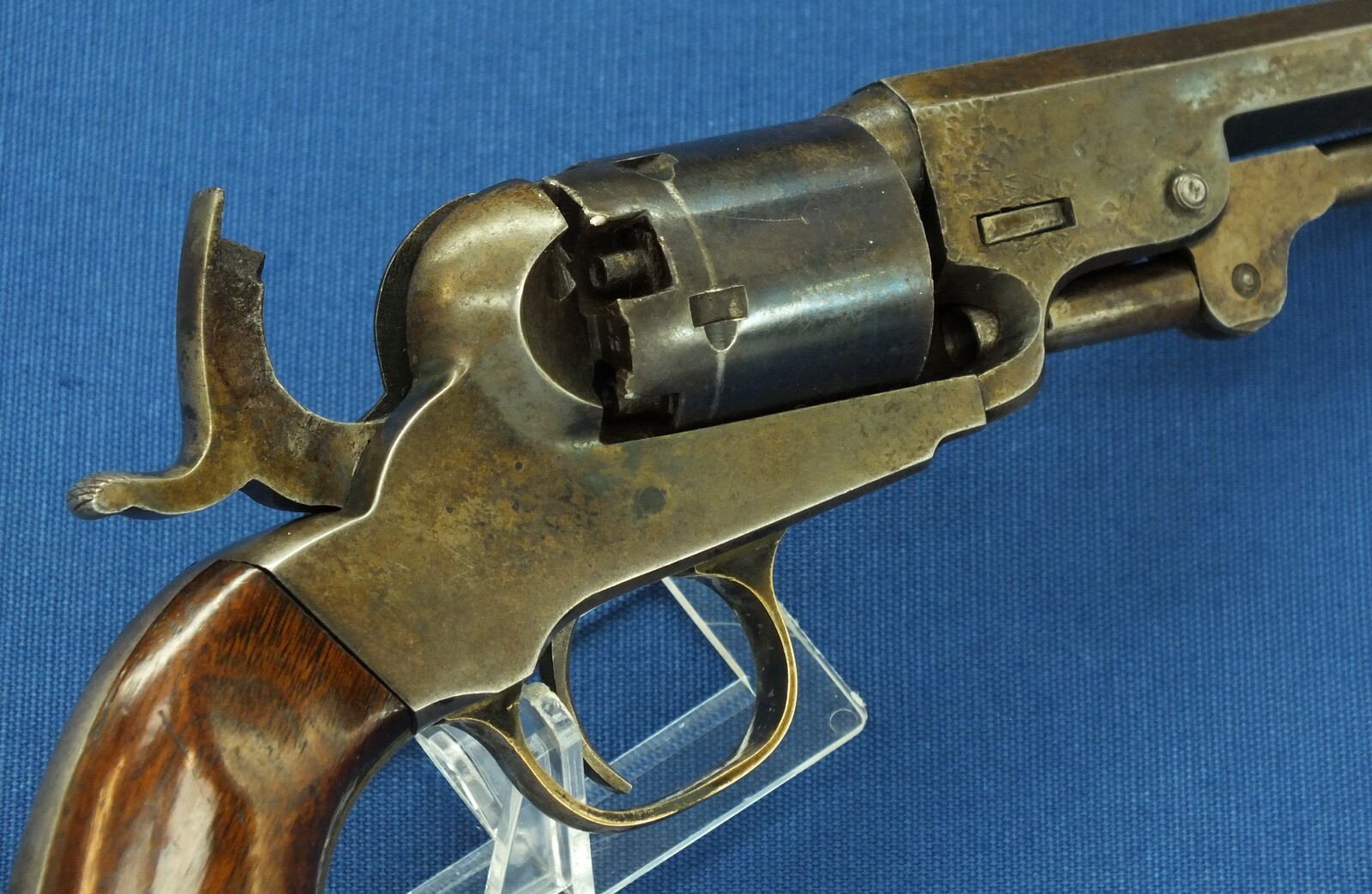 A fine antique American Nepperhan Fire Arms Co. 5 shot percussion Pocket Revolver. Caliber 31, 41/4 inch barrel. Length 25cm. In very good condition. Price 1.450 euro.