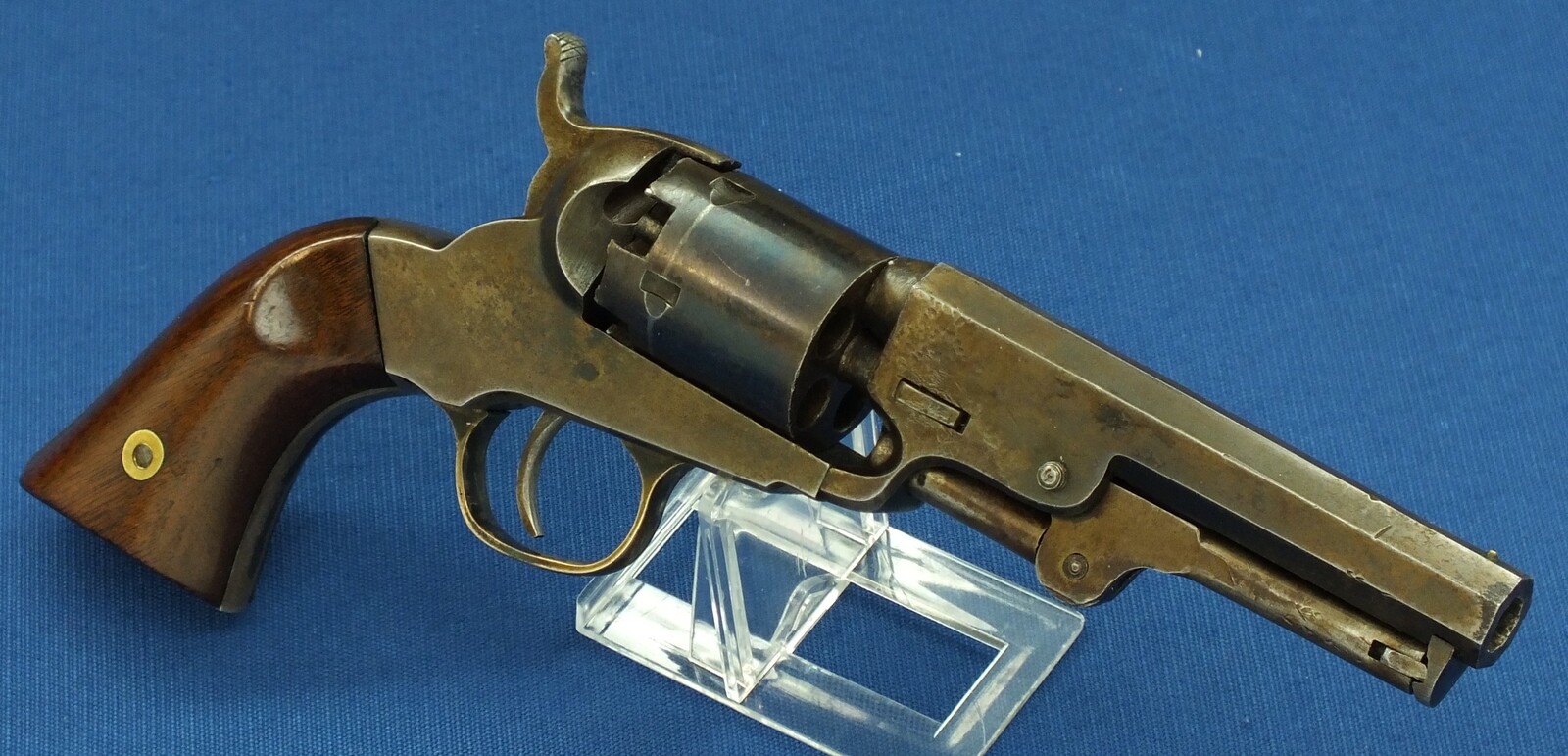 A fine antique American Nepperhan Fire Arms Co. 5 shot percussion Pocket Revolver. Caliber 31, 41/4 inch barrel. Length 25cm. In very good condition. Price 1.450 euro.