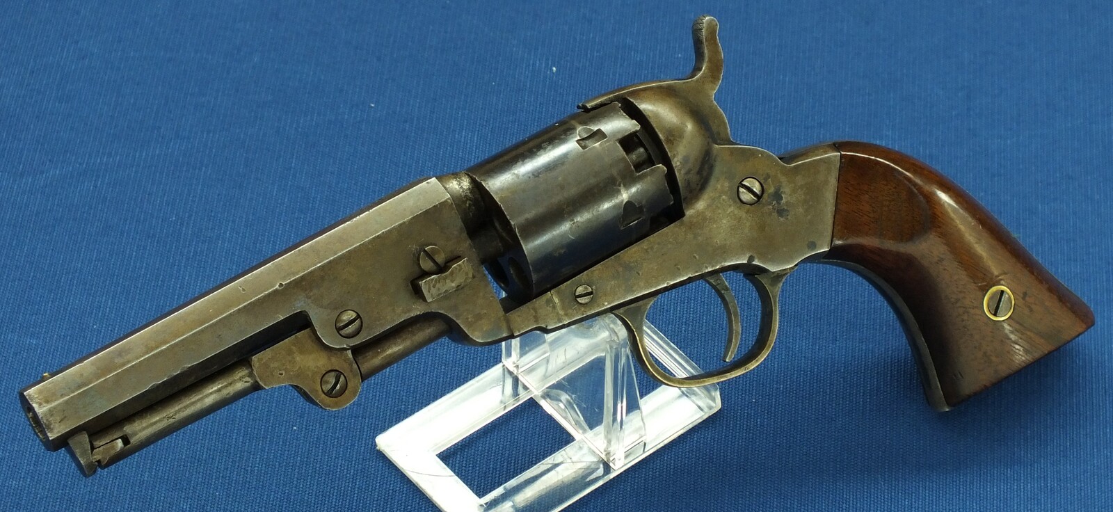 A fine antique American Nepperhan Fire Arms Co. 5 shot percussion Pocket Revolver. Caliber 31, 41/4 inch barrel. Length 25cm. In very good condition. Price 1.450 euro.