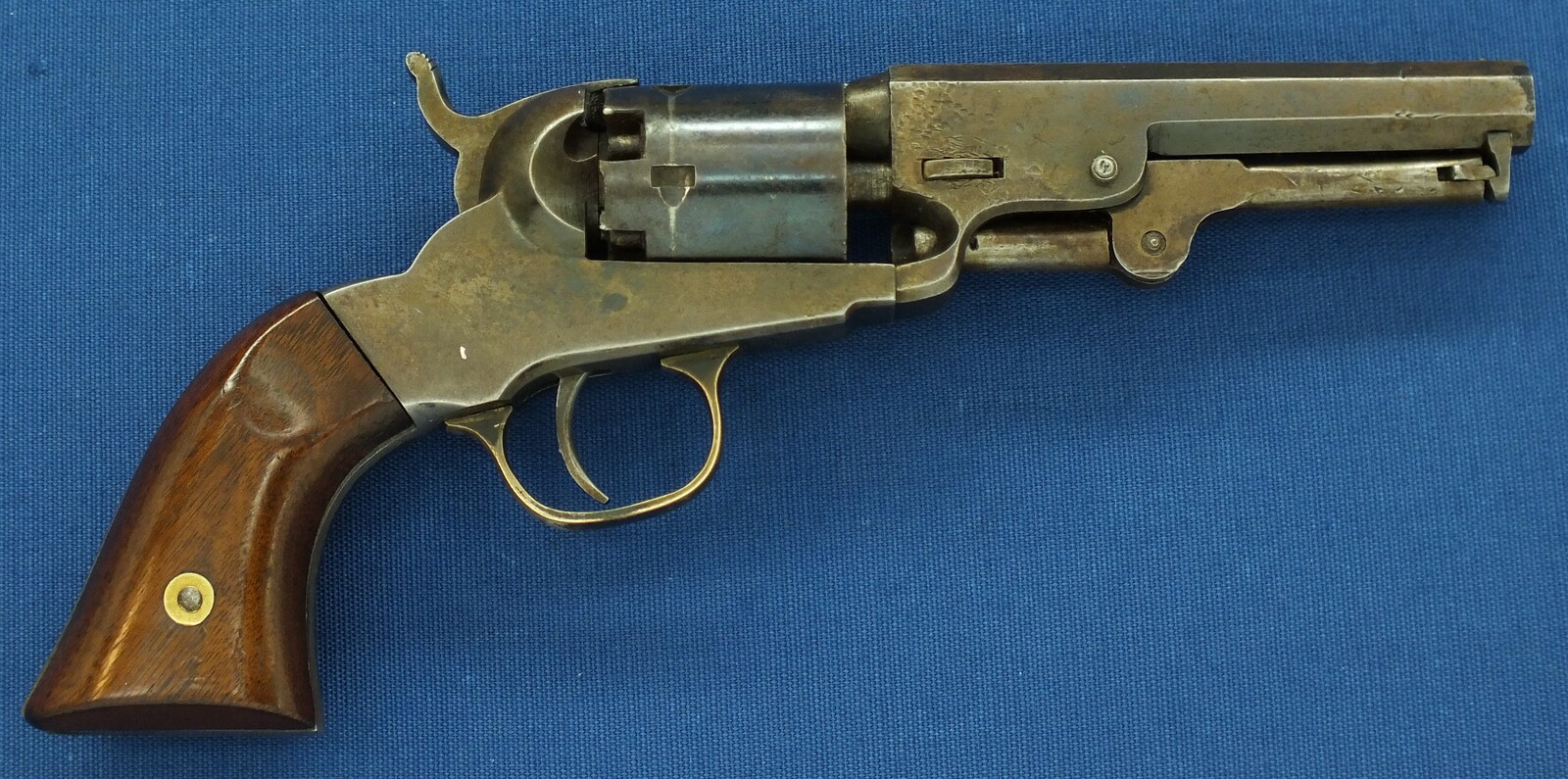 A fine antique American Nepperhan Fire Arms Co. 5 shot percussion Pocket Revolver. Caliber 31, 41/4 inch barrel. Length 25cm. In very good condition. Price 1.450 euro.