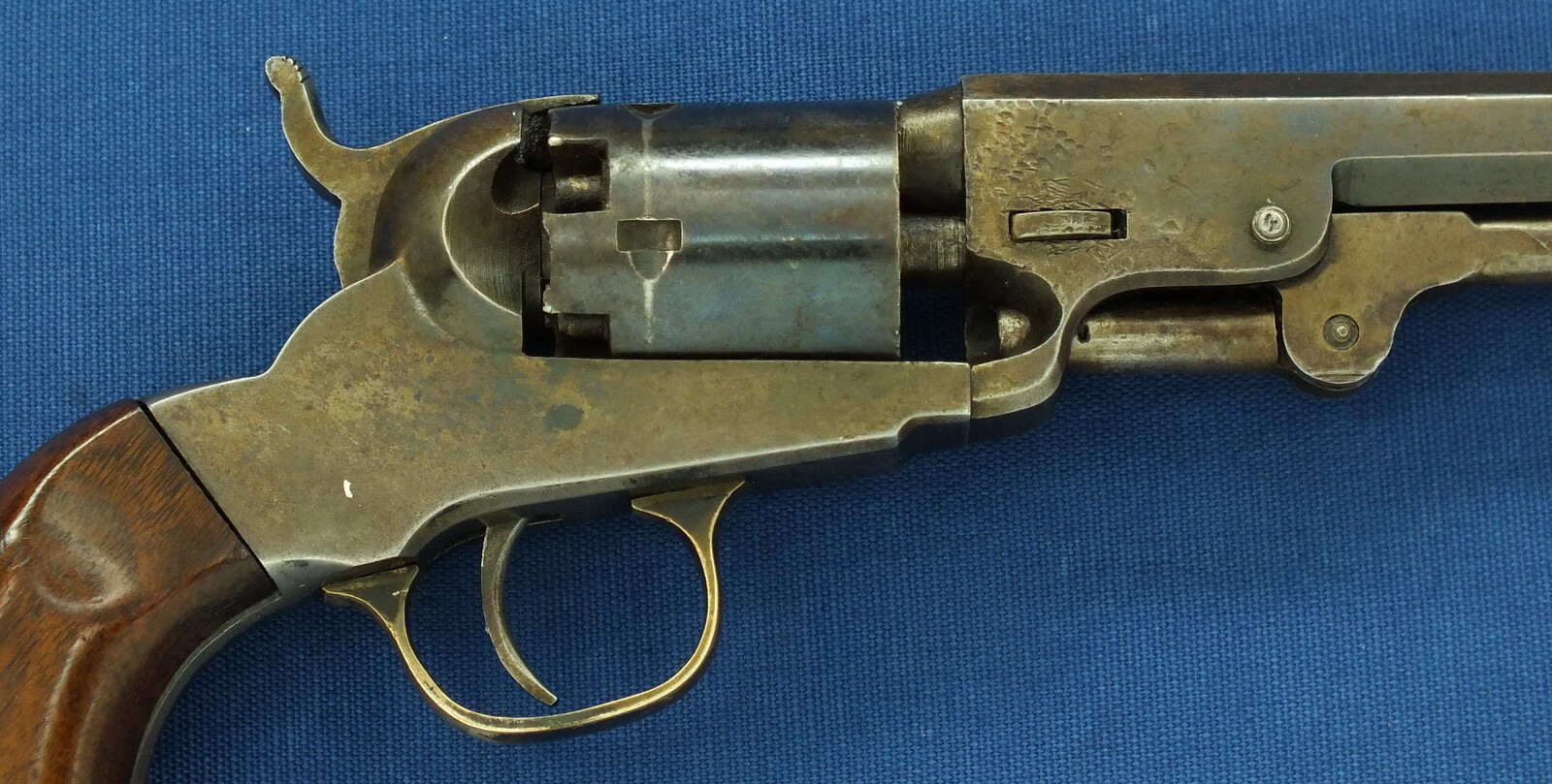 A fine antique American Nepperhan Fire Arms Co. 5 shot percussion Pocket Revolver. Caliber 31, 41/4 inch barrel. Length 25cm. In very good condition. Price 1.450 euro.