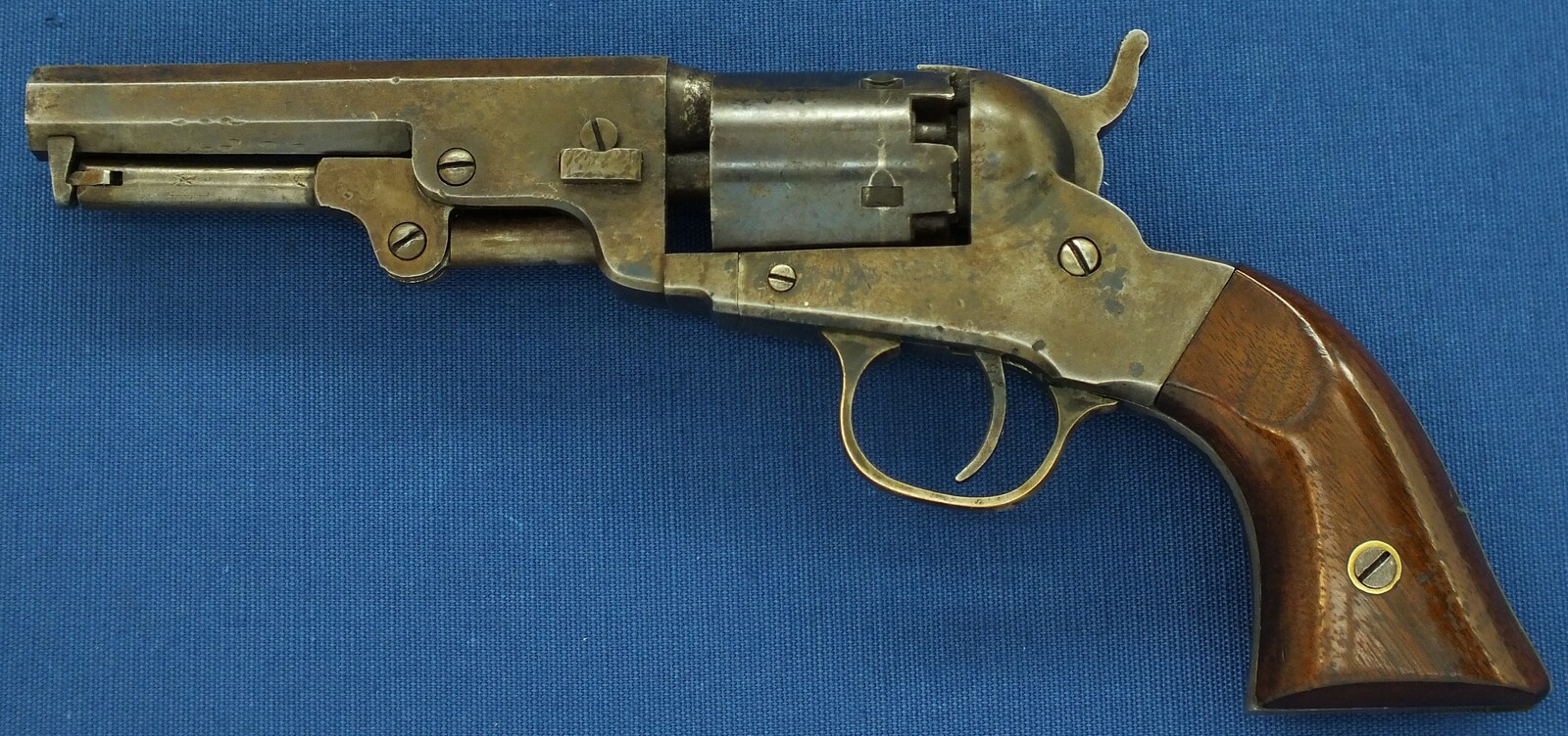 A fine antique American Nepperhan Fire Arms Co. 5 shot percussion Pocket Revolver. Caliber 31, 41/4 inch barrel. Length 25cm. In very good condition. Price 1.450 euro.