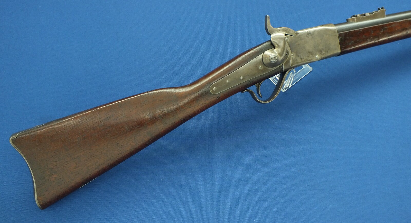 A fine antique American US Massachusetts Militia Contract Peabody Providence Tool Company Rifle. Caliber 43 Spanish. 33 inch Barrel. Length 132cm. In very good condition. Price 1.500 euro.