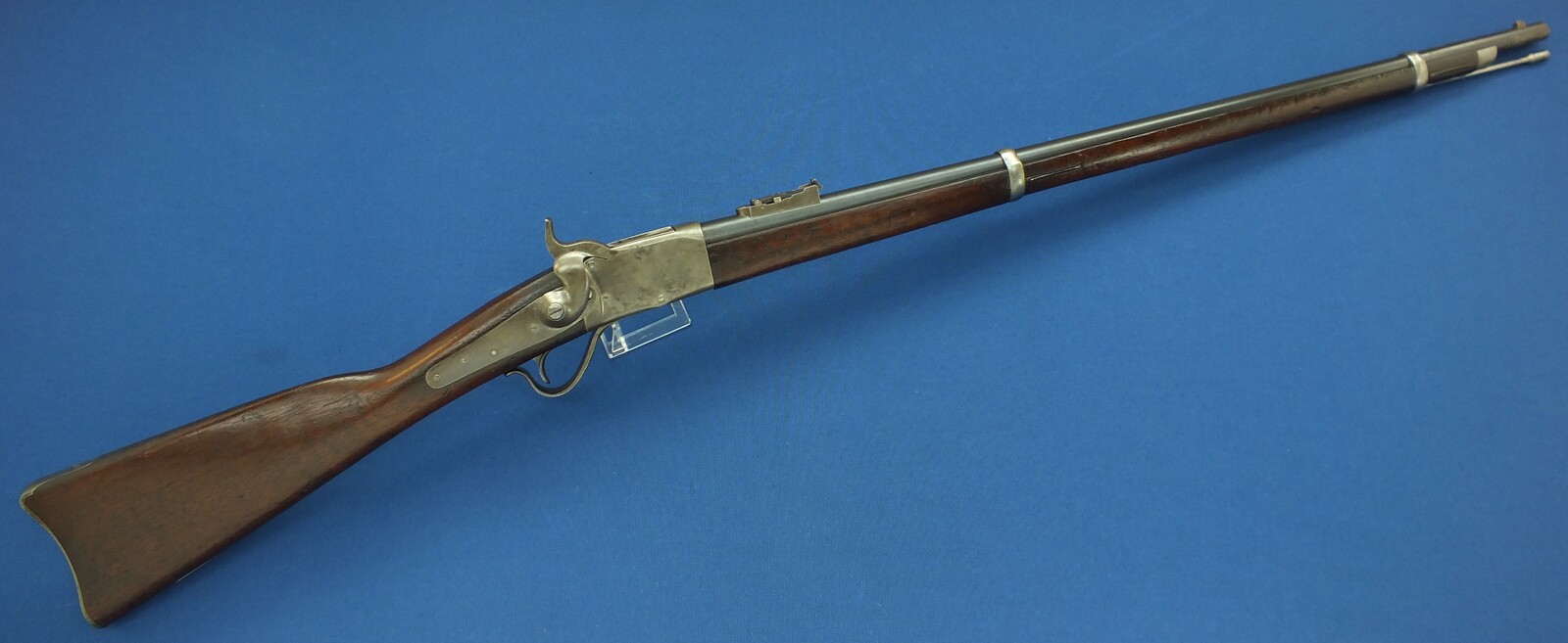A fine antique American US Massachusetts Militia Contract Peabody Providence Tool Company Rifle. Caliber 43 Spanish. 33 inch Barrel. Length 132cm. In very good condition. Price 1.500 euro.
