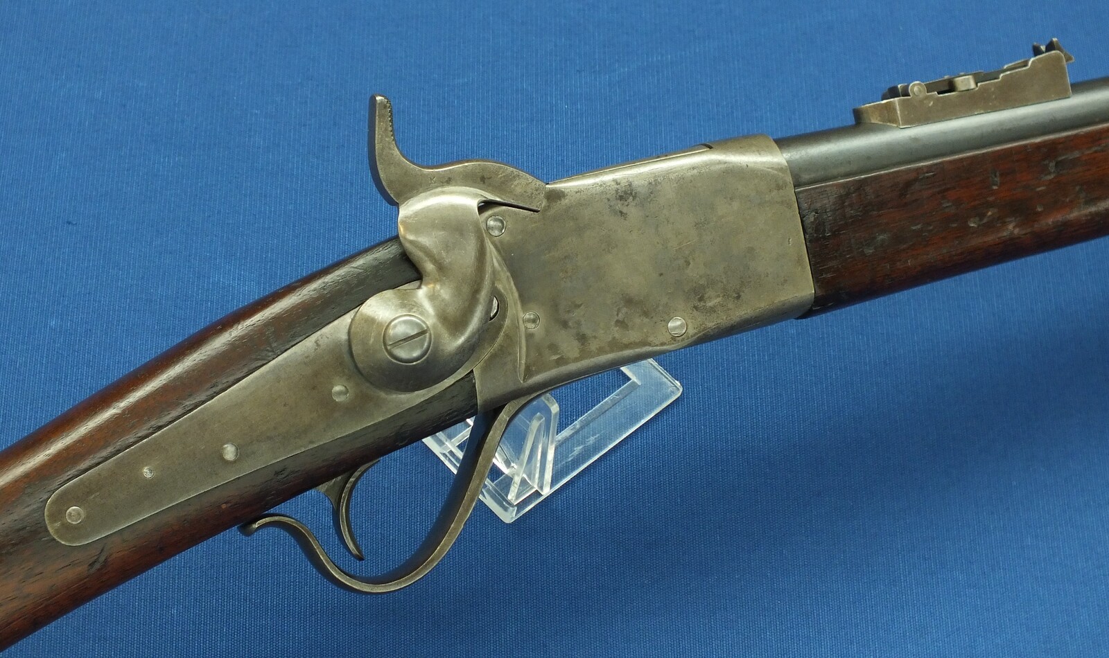 A fine antique American US Massachusetts Militia Contract Peabody Providence Tool Company Rifle. Caliber 43 Spanish. 33 inch Barrel. Length 132cm. In very good condition. Price 1.500 euro.