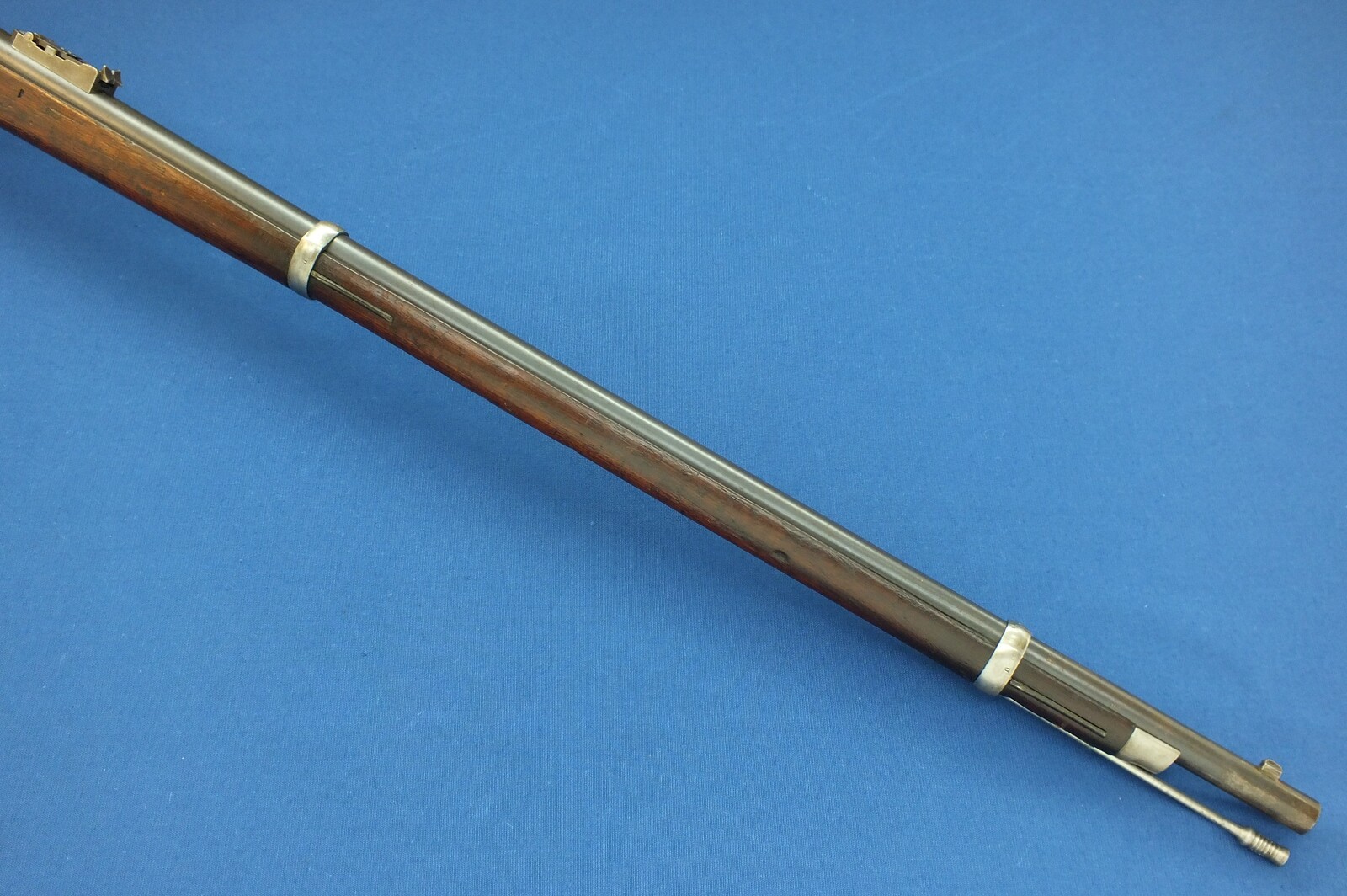 A fine antique American US Massachusetts Militia Contract Peabody Providence Tool Company Rifle. Caliber 43 Spanish. 33 inch Barrel. Length 132cm. In very good condition. Price 1.500 euro.