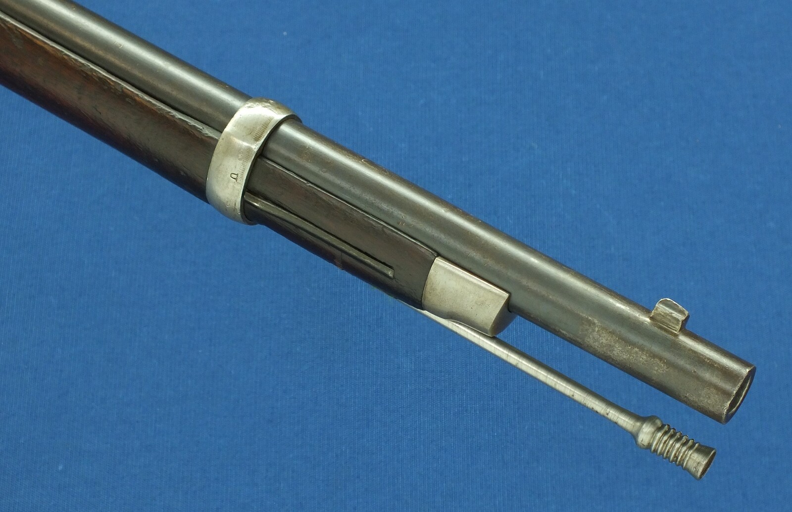 A fine antique American US Massachusetts Militia Contract Peabody Providence Tool Company Rifle. Caliber 43 Spanish. 33 inch Barrel. Length 132cm. In very good condition. Price 1.500 euro.