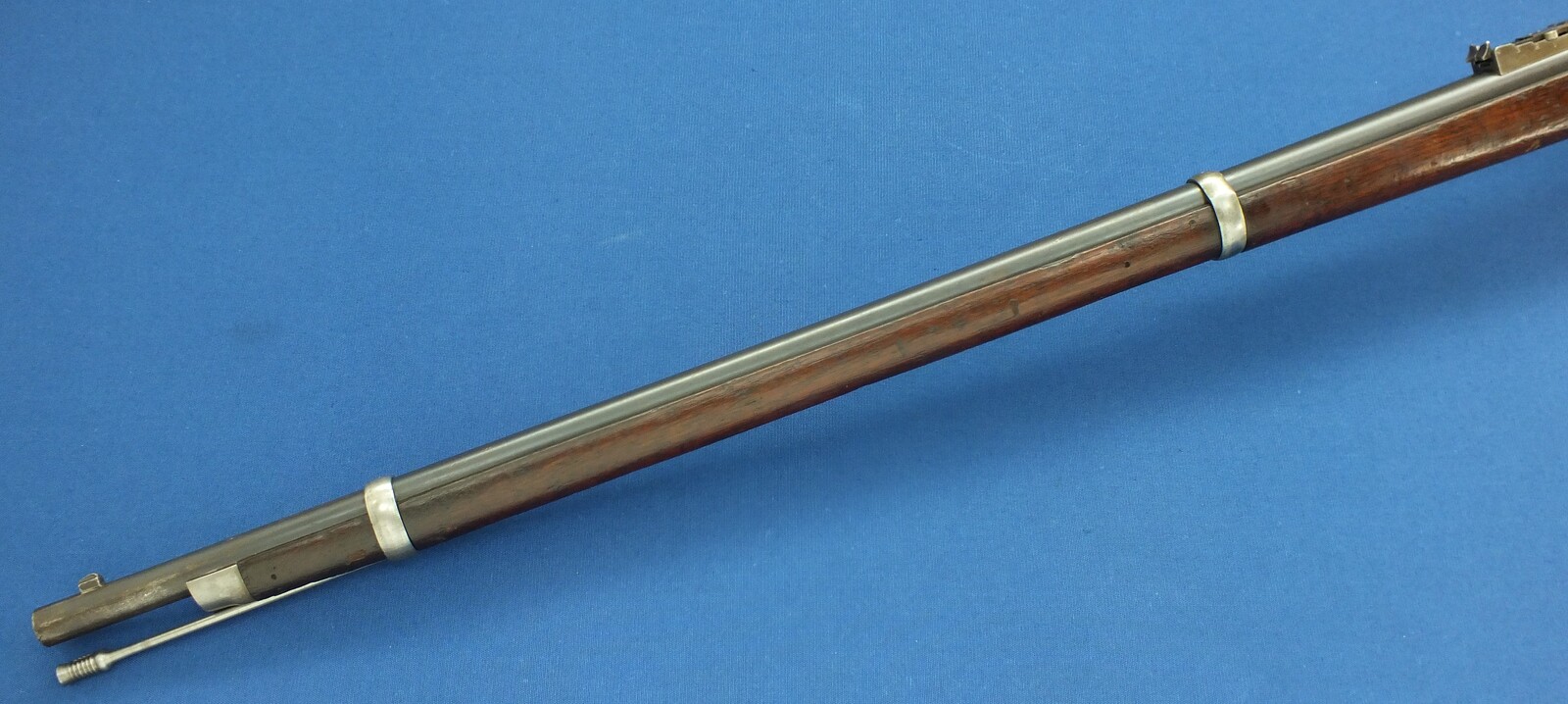 A fine antique American US Massachusetts Militia Contract Peabody Providence Tool Company Rifle. Caliber 43 Spanish. 33 inch Barrel. Length 132cm. In very good condition. Price 1.500 euro.