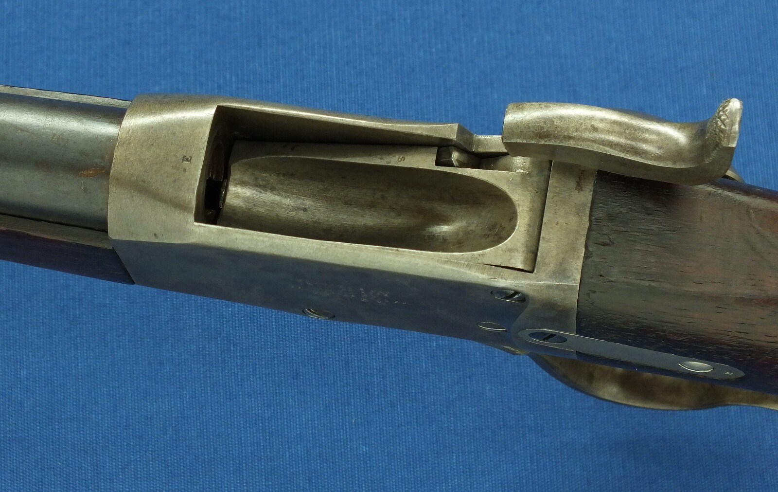 A fine antique American US Massachusetts Militia Contract Peabody Providence Tool Company Rifle. Caliber 43 Spanish. 33 inch Barrel. Length 132cm. In very good condition. Price 1.500 euro.