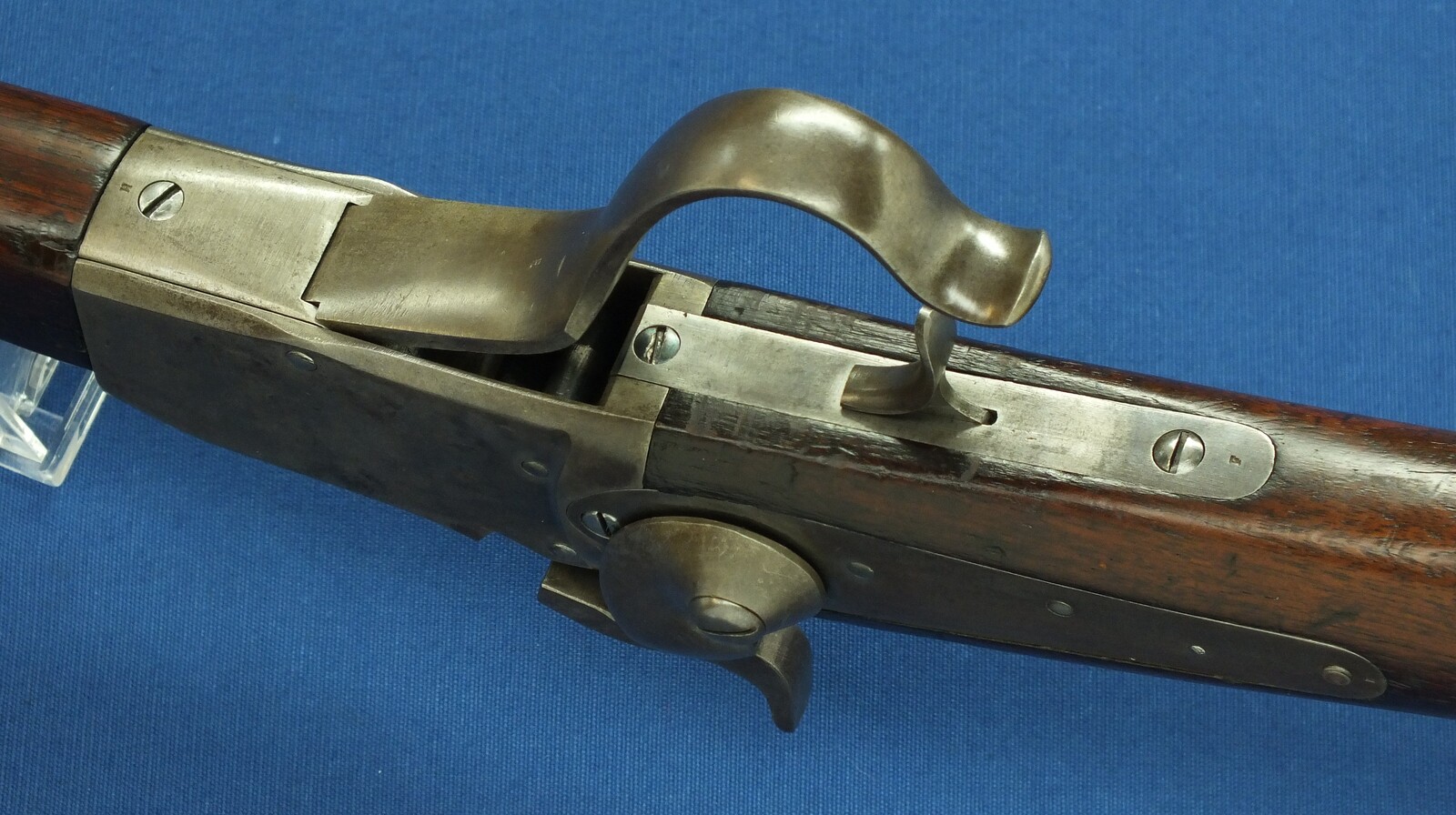 A fine antique American US Massachusetts Militia Contract Peabody Providence Tool Company Rifle. Caliber 43 Spanish. 33 inch Barrel. Length 132cm. In very good condition. Price 1.500 euro.
