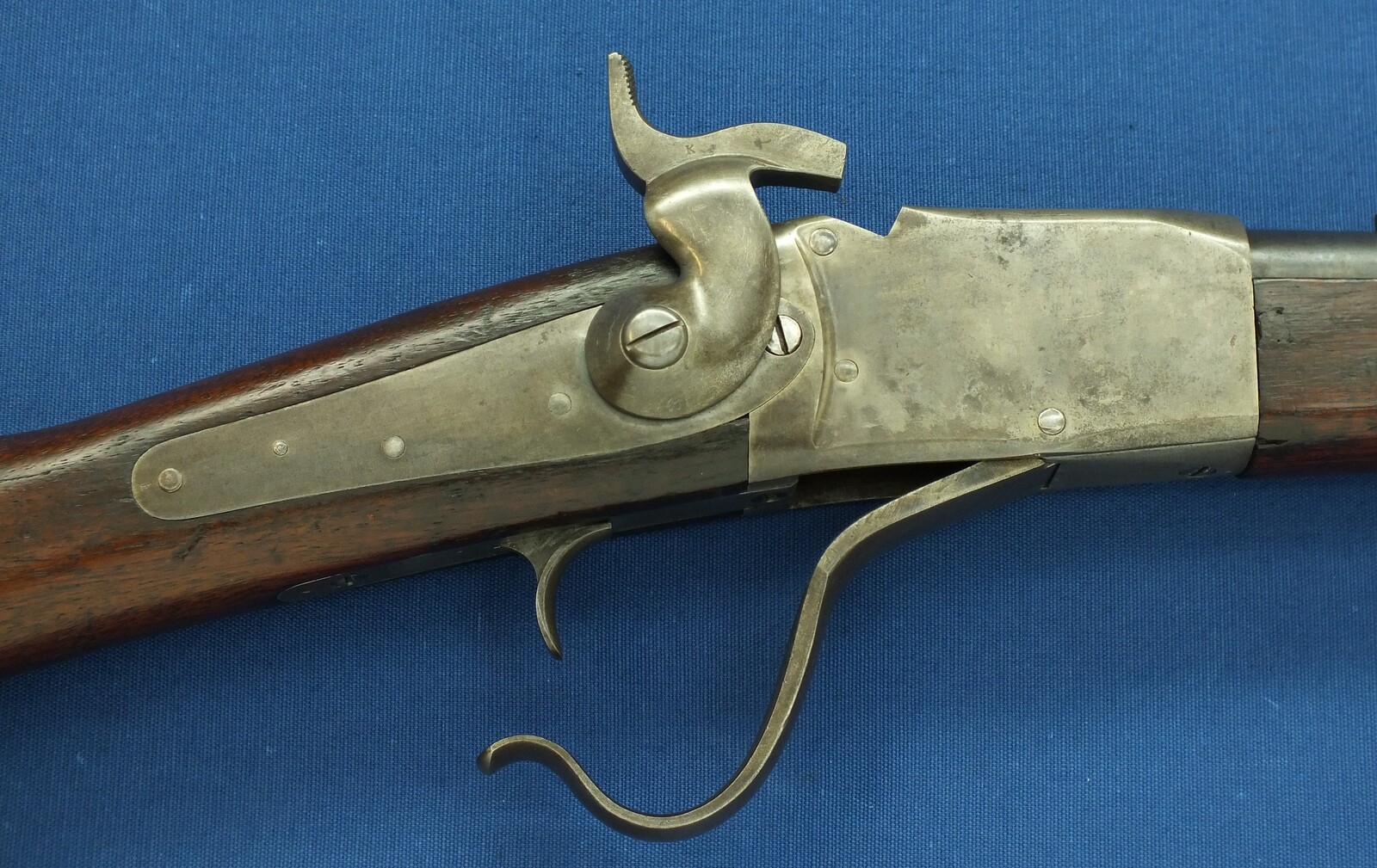 A fine antique American US Massachusetts Militia Contract Peabody Providence Tool Company Rifle. Caliber 43 Spanish. 33 inch Barrel. Length 132cm. In very good condition. Price 1.500 euro.
