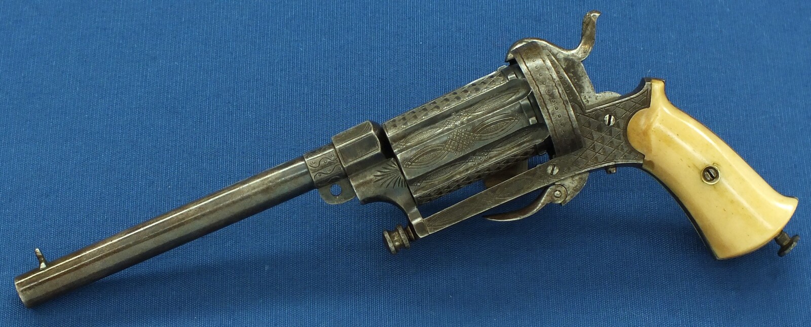 A Fine Antique Belgian engraved 6 shot Pinfire Single and Double Action Pepperbox having a detachable 6 inch barrel. Caliber 9mm. Length 29,5cm. In very good condition. Price 950 euro.