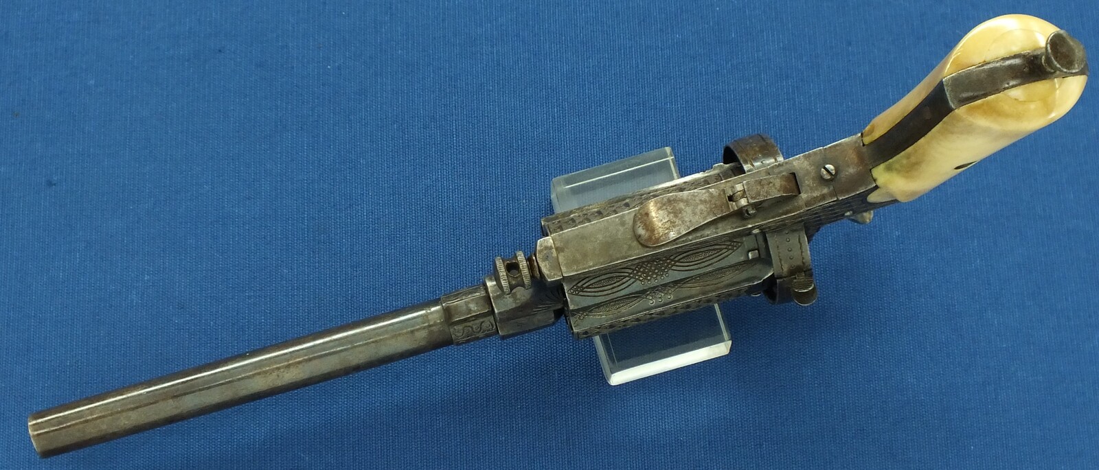 A Fine Antique Belgian engraved 6 shot Pinfire Single and Double Action Pepperbox having a detachable 6 inch barrel. Caliber 9mm. Length 29,5cm. In very good condition. Price 950 euro.