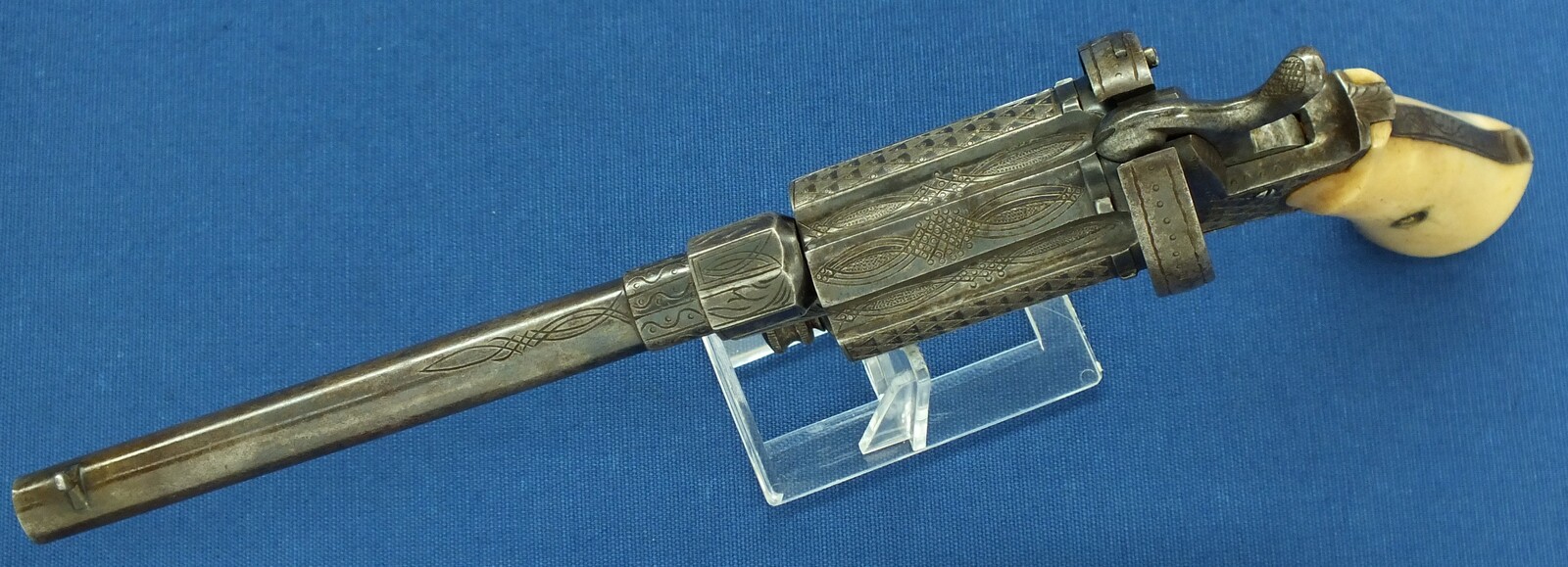 A Fine Antique Belgian engraved 6 shot Pinfire Single and Double Action Pepperbox having a detachable 6 inch barrel. Caliber 9mm. Length 29,5cm. In very good condition. Price 950 euro.