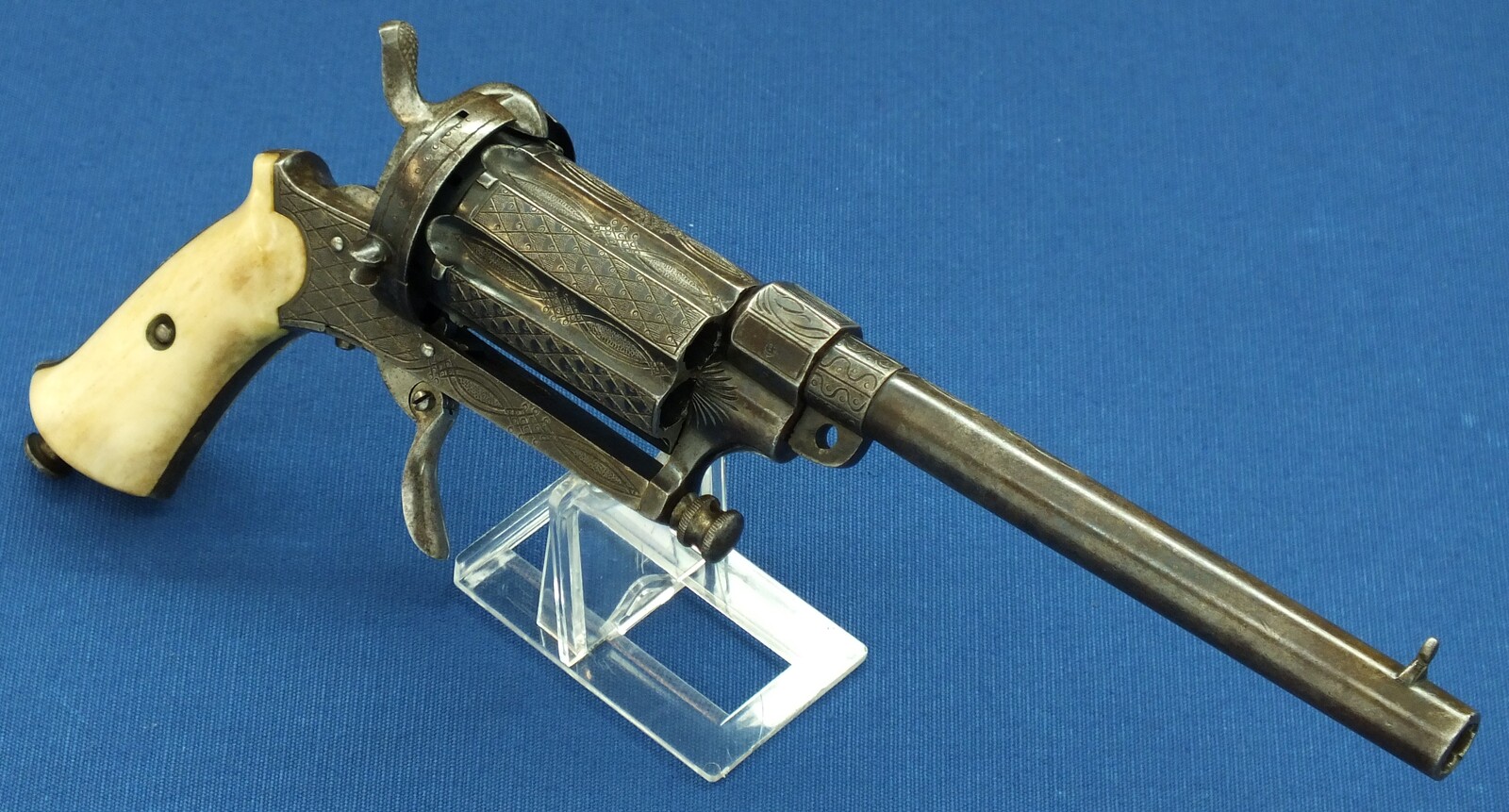 A Fine Antique Belgian engraved 6 shot Pinfire Single and Double Action Pepperbox having a detachable 6 inch barrel. Caliber 9mm. Length 29,5cm. In very good condition. Price 950 euro.