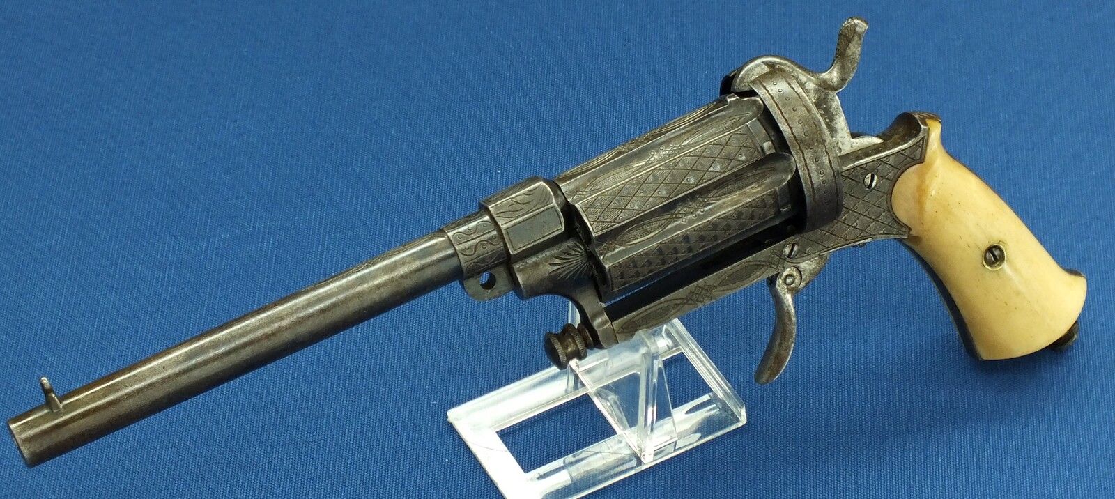 A Fine Antique Belgian engraved 6 shot Pinfire Single and Double Action Pepperbox having a detachable 6 inch barrel. Caliber 9mm. Length 29,5cm. In very good condition. Price 950 euro.