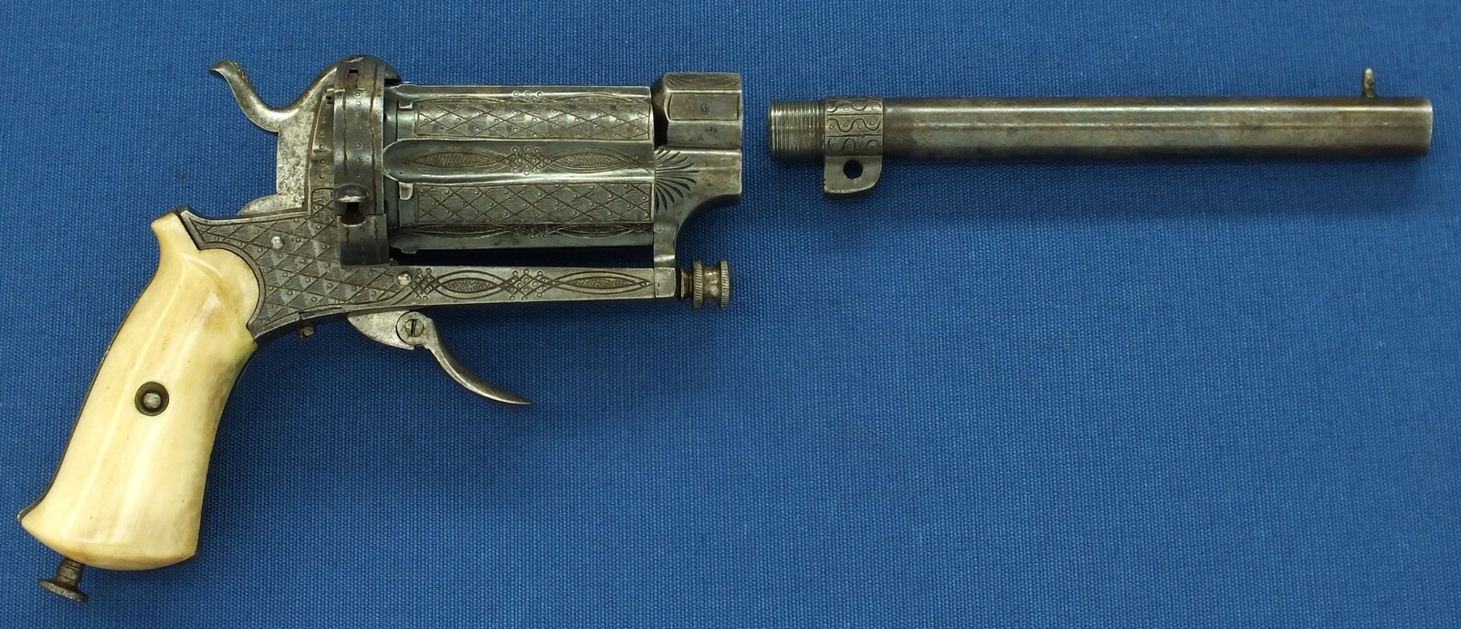 A Fine Antique Belgian engraved 6 shot Pinfire Single and Double Action Pepperbox having a detachable 6 inch barrel. Caliber 9mm. Length 29,5cm. In very good condition. Price 950 euro.