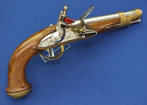 A fine antique French Military Flintlock Pistol, Second Model 1816 Gardes du Corps de Roi, signed Manf. Royal de Maubeuge, caliber 17 mm, length 37 cm, in very good condition. Price 5.900 euro