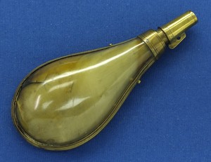 A fine antique Powderflask of green horn with Brass mounts, circa 1800. height 17,5 cm, in very good condition. Price 225 euro