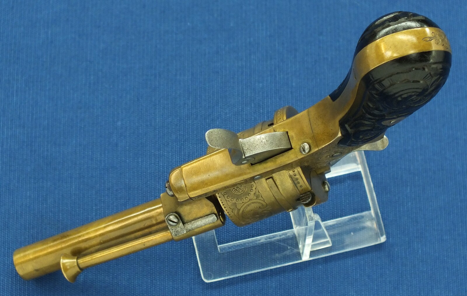 A rare antique Belgian Bronze 6 shot engraved Single and Double Action Pinfire Revolver. Caliber 7mm, length 20cm. In very good condition. Price 775 euro.